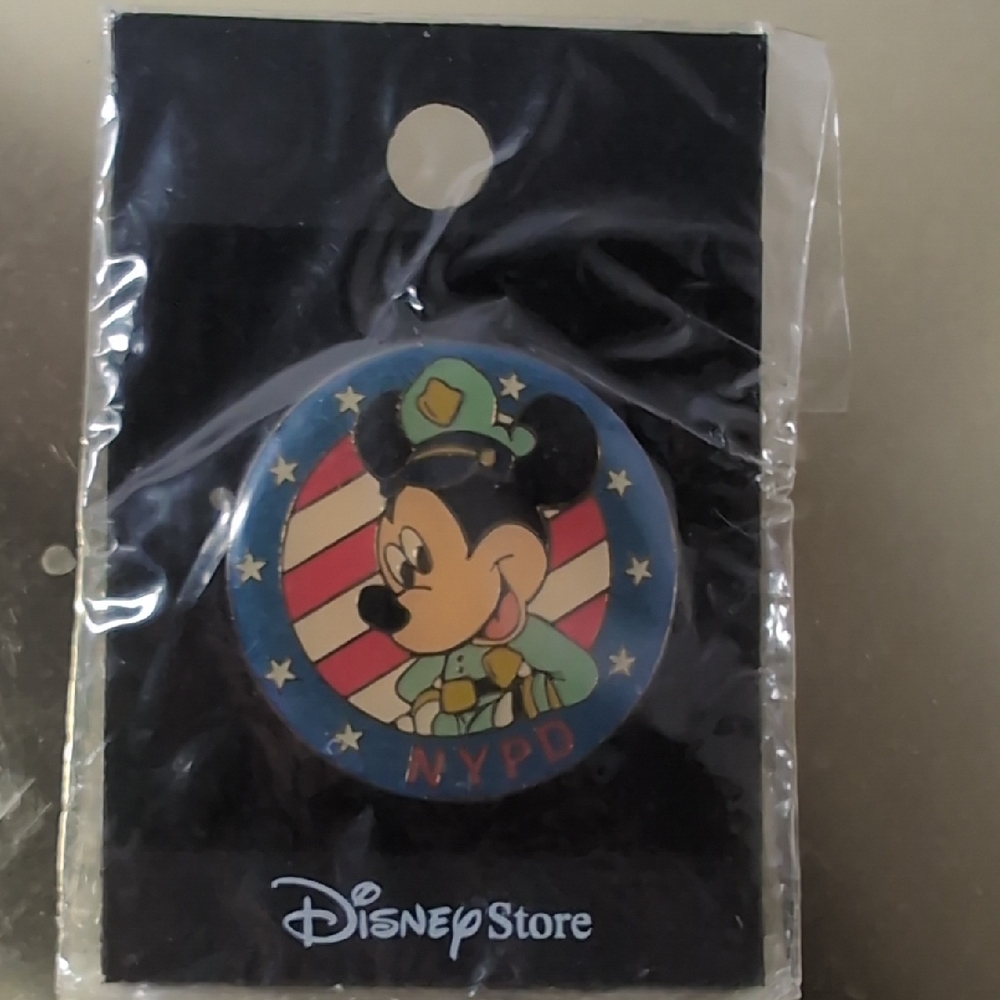 Disney Store NYPD Mickey Mouse Pin NEW